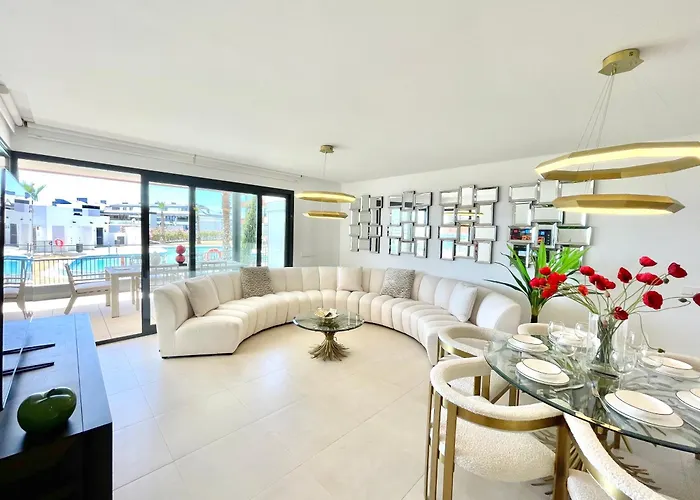 Upscale 3 Bedroom 300m From The Apartment