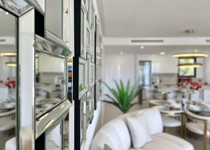 Upscale 3 Bedroom 300m From The Apartment *