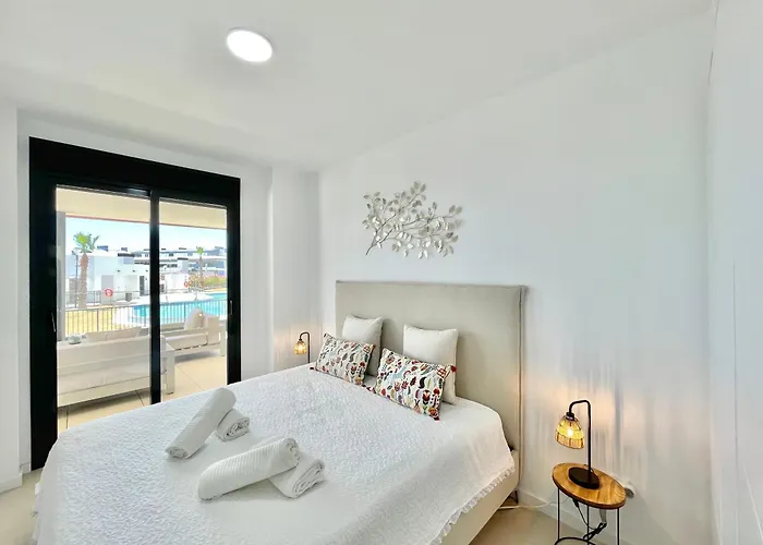 Apartment Upscale 3 Bedroom 300m From The *