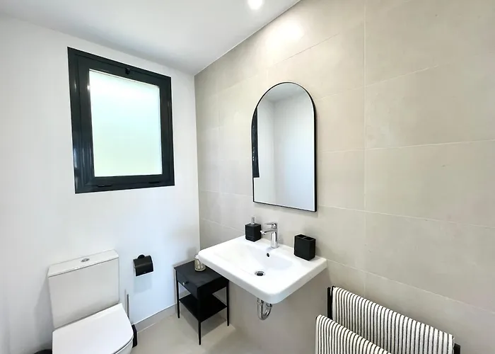 Upscale 3 Bedroom 300m From The Apartment