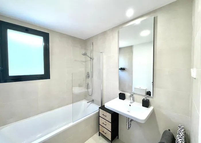 Upscale 3 Bedroom 300m From The Apartment