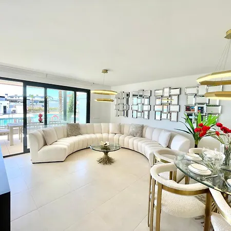 Upscale 3 Bedroom 300m From The Apartment