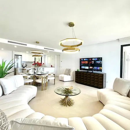 Upscale 3 Bedroom 300m From The * Fuengirola