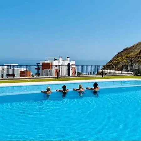 Upscale 3 Bedroom 300m From The