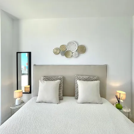 Upscale 3 Bedroom 300m From The *