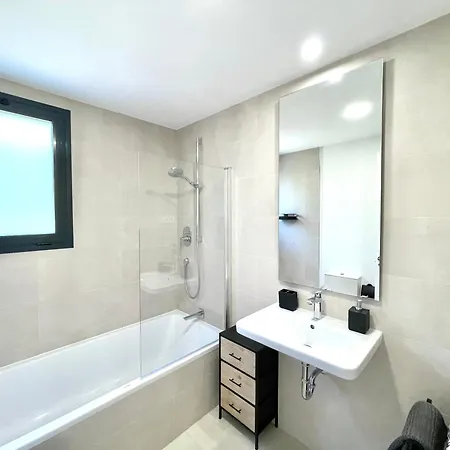 Upscale 3 Bedroom 300m From The Appartement