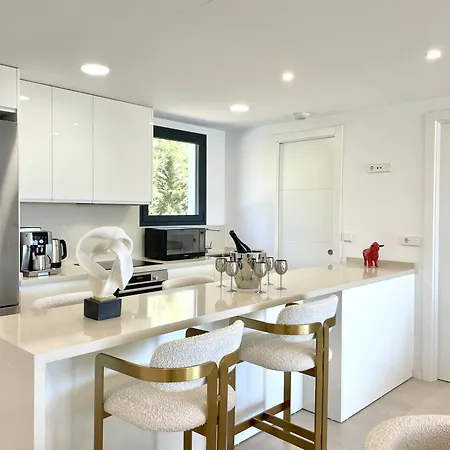 Upscale 3 Bedroom 300m From The Apartment *