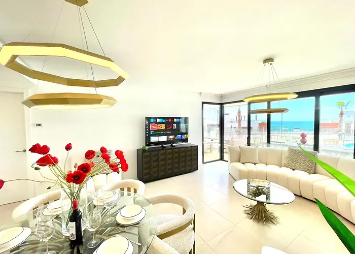 Upscale 3 Bedroom 300m From The Appartement *