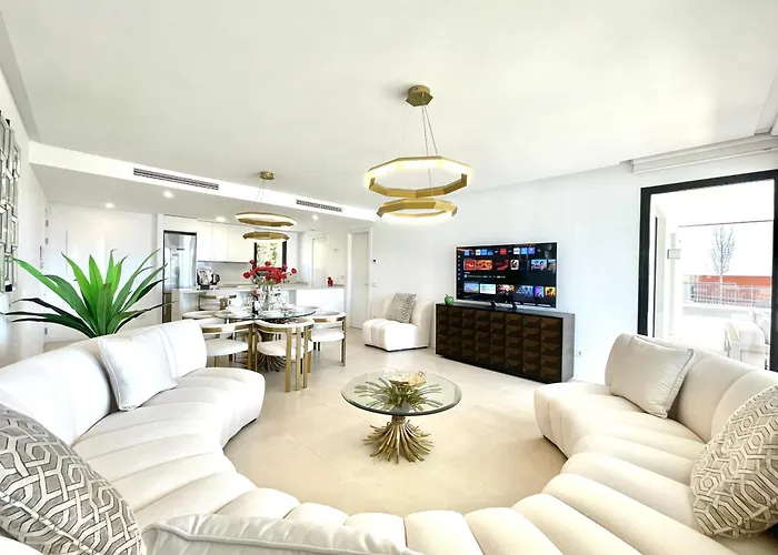 Upscale 3 Bedroom 300m From The * Fuengirola