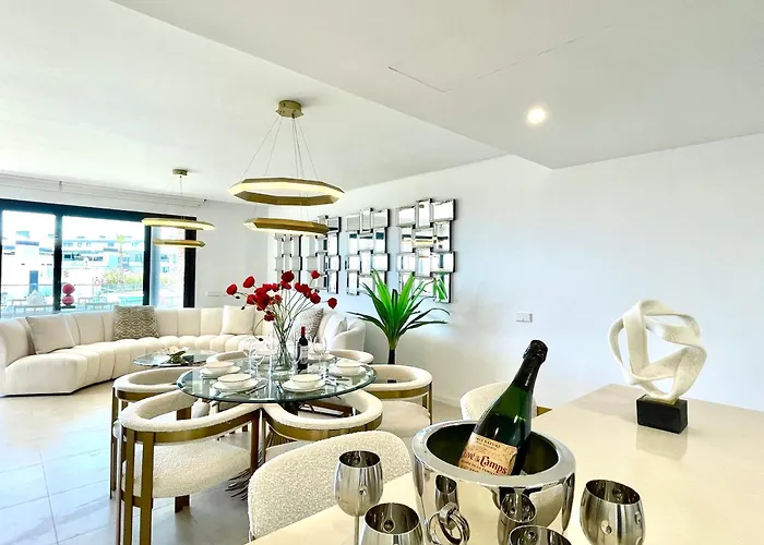 Upscale 3 Bedroom 300m From The * فوينخيرولا