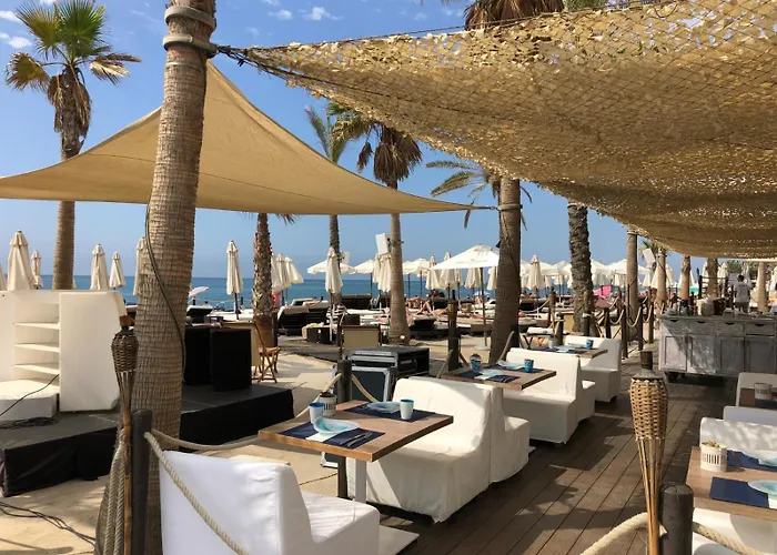 شقة Upscale 3 Bedroom 300m From The