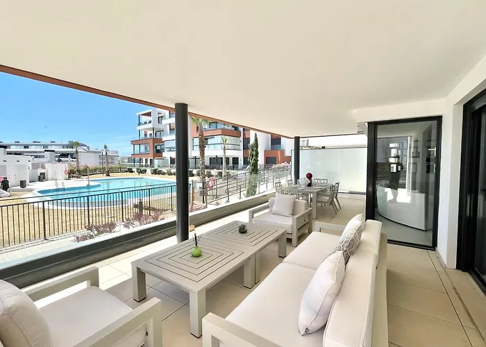 شقة Upscale 3 Bedroom 300m From The