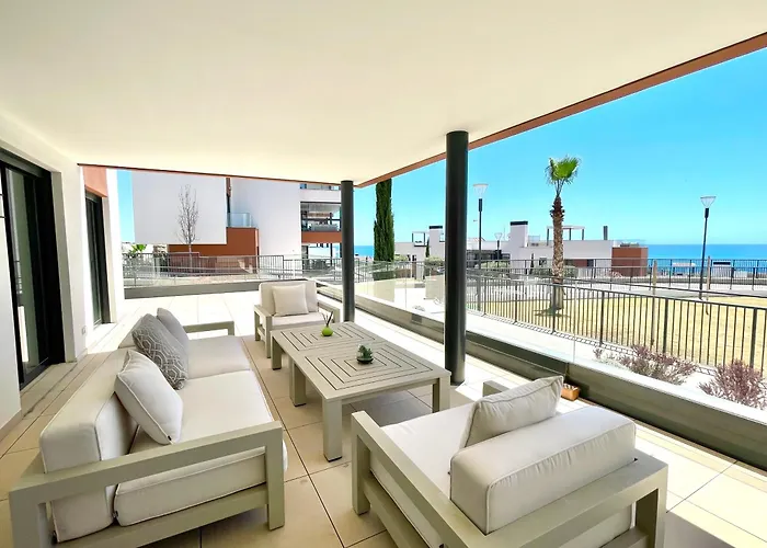 Upscale 3 Bedroom 300m From The *