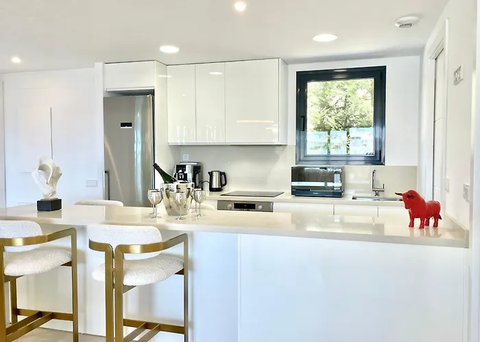 Upscale 3 Bedroom 300m From The شقة فوينخيرولا