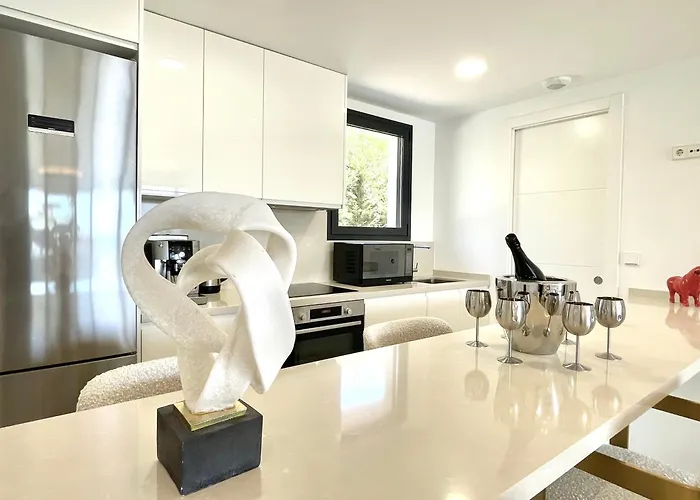 شقة Upscale 3 Bedroom 300m From The فوينخيرولا