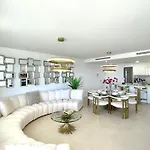 Upscale 3 Bedroom 300m From The Fuengirola