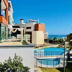 Upscale 3 Bedroom 300m From The Apartment *