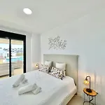 Apartment Upscale 3 Bedroom 300m From The *
