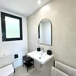 Upscale 3 Bedroom 300m From The Apartment