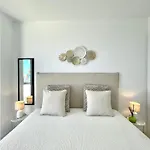 Upscale 3 Bedroom 300m From The *
