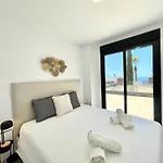 Apartment Upscale 3 Bedroom 300m From The