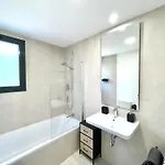 Upscale 3 Bedroom 300m From The Apartment