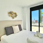 Upscale 3 Bedroom 300m From The