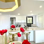 Apartment Upscale 3 Bedroom 300m From The