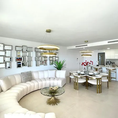 Upscale 3 Bedroom 300m From The Фуэнхирола