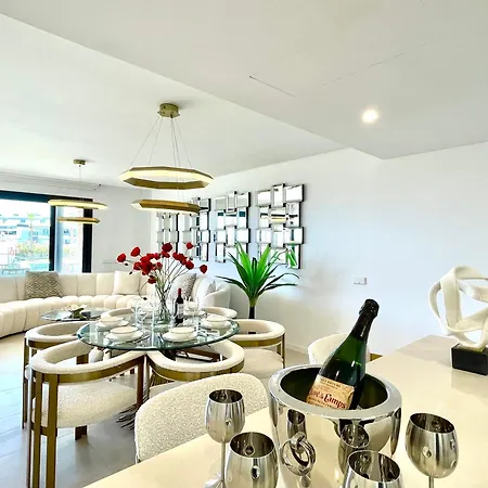 Upscale 3 Bedroom 300m From The * Фуэнхирола