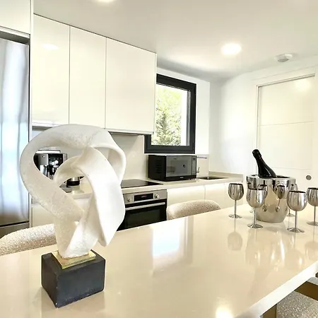 Апартаменты Upscale 3 Bedroom 300m From The Фуэнхирола